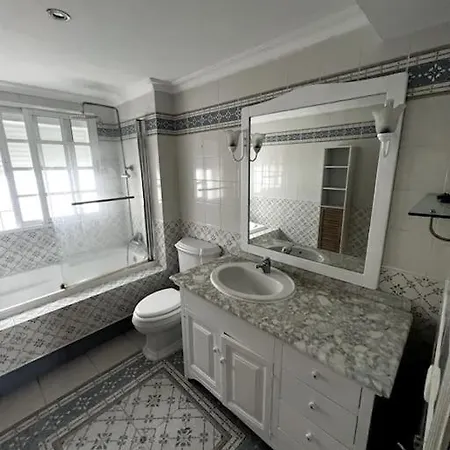Piso Amplio-primera Linea Playa Apartment